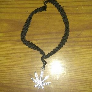 Diamond pot leaf choker